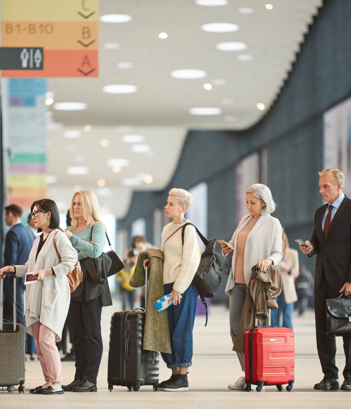 5 Tips for Avoiding Flight Delays and Cancellations 2 passengers lined up flight cancellation